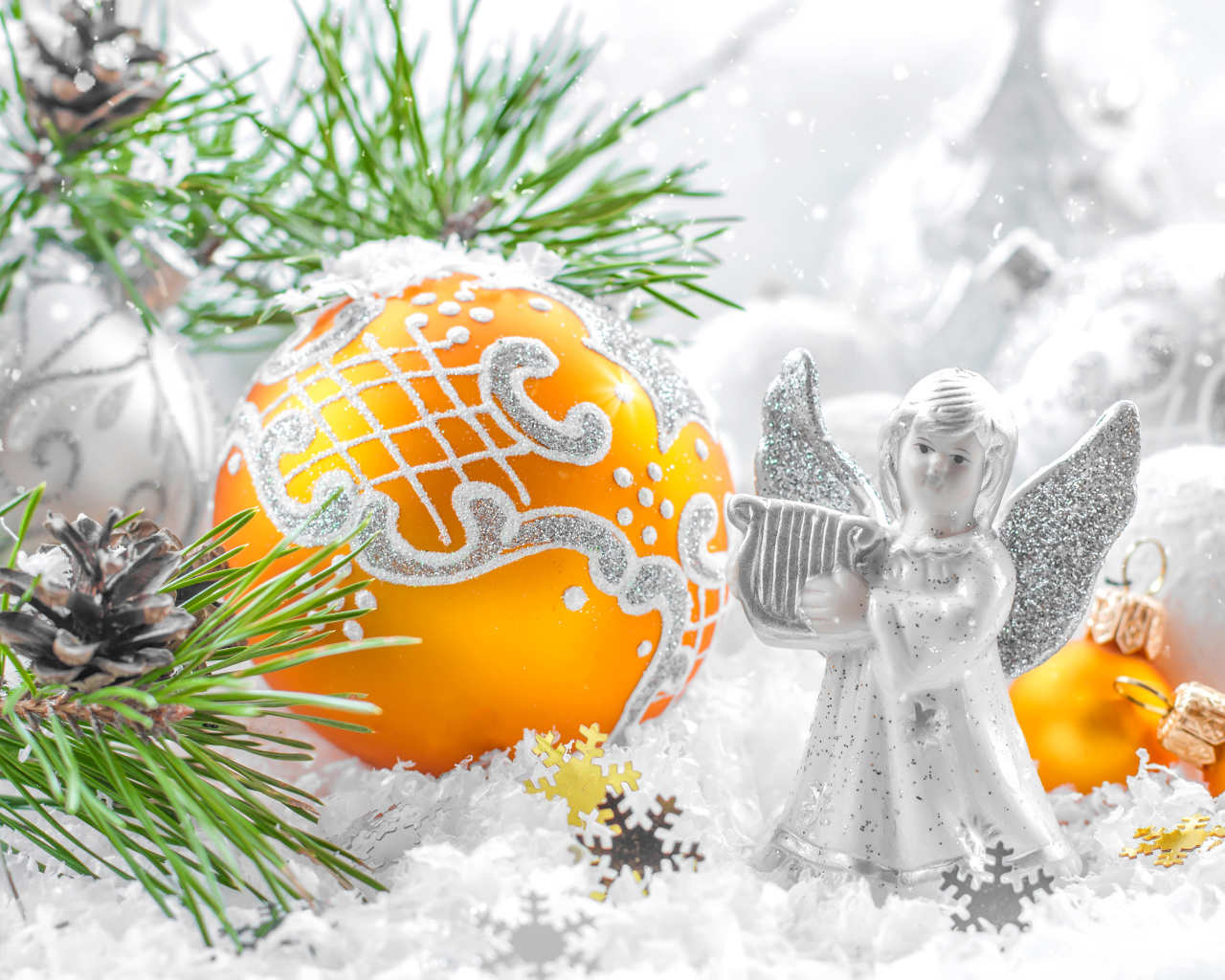 Рождественский ангел и елочная игрушка на снегу 