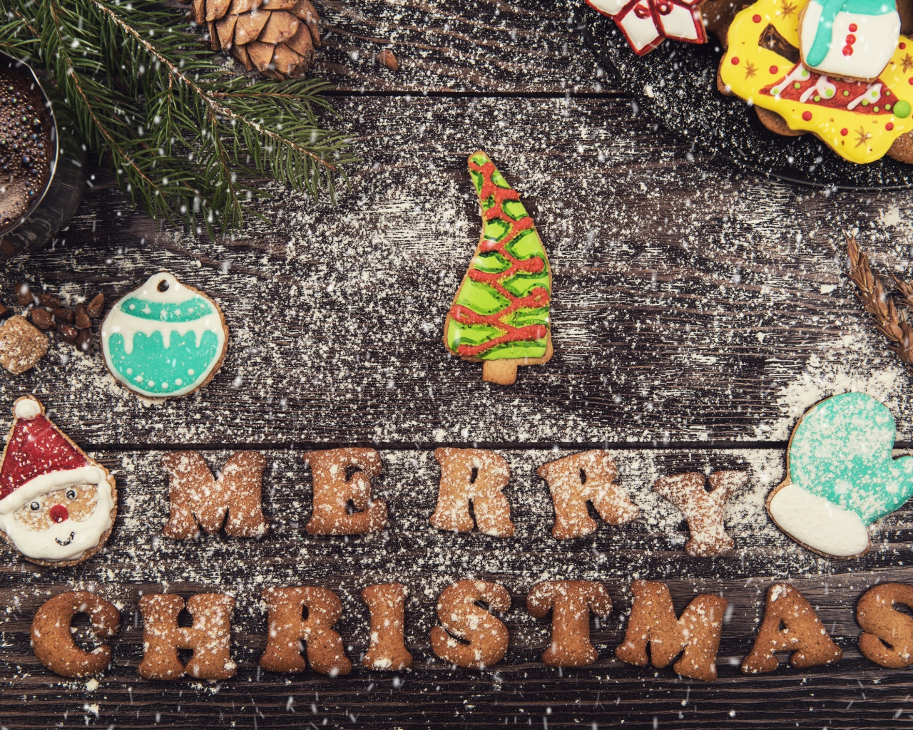 Рождественское печенье на деревянном фоне