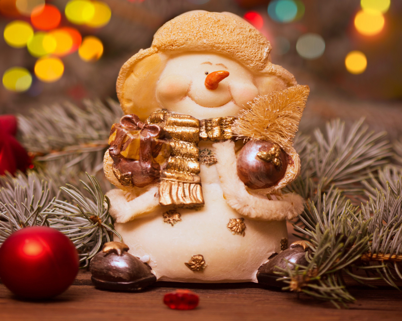 Новогодняя игрушка снеговик с еловой веткой на Рождество 2019