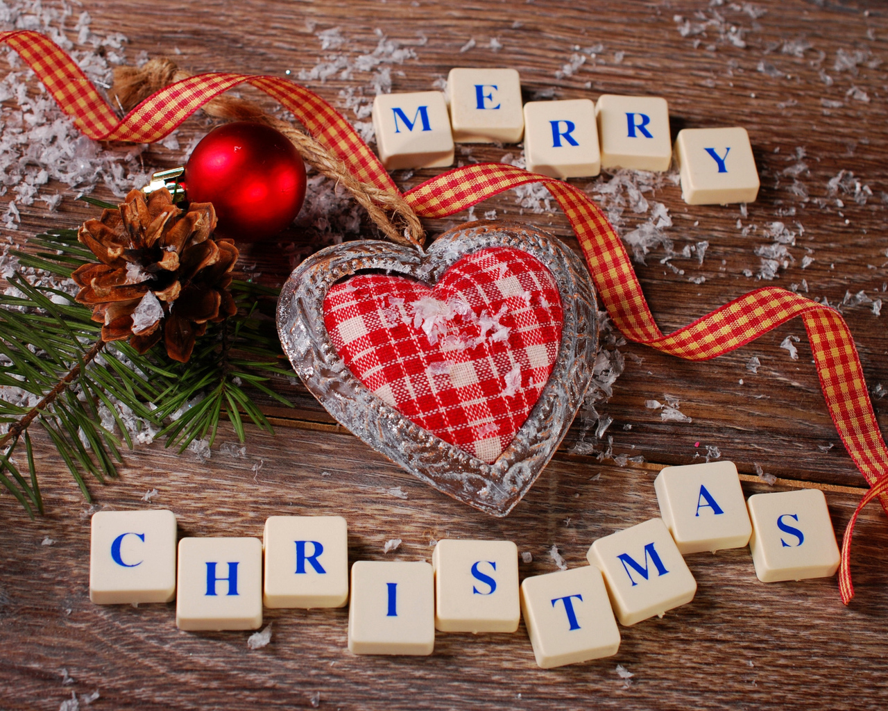 Сердечко с еловой веткой и игрушками с кубиками на Рождество