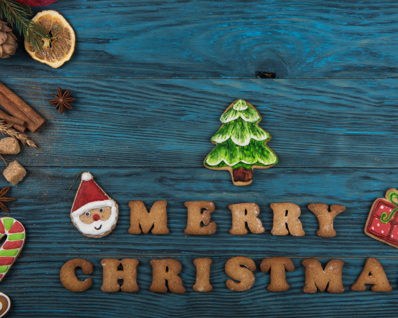 Печенье с надписью Merry Christmas на голубом столе