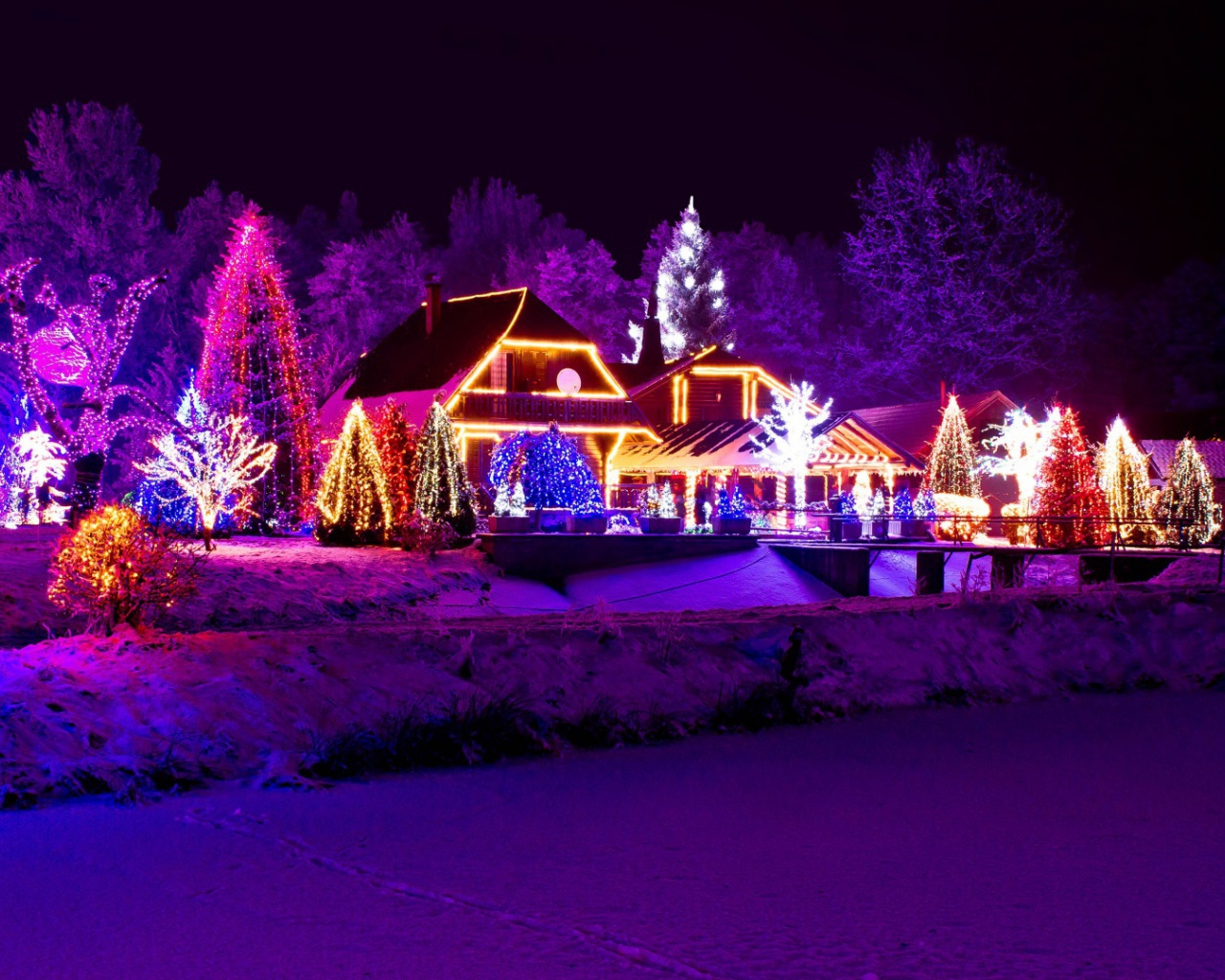 Дом красиво украшен на Рождество 