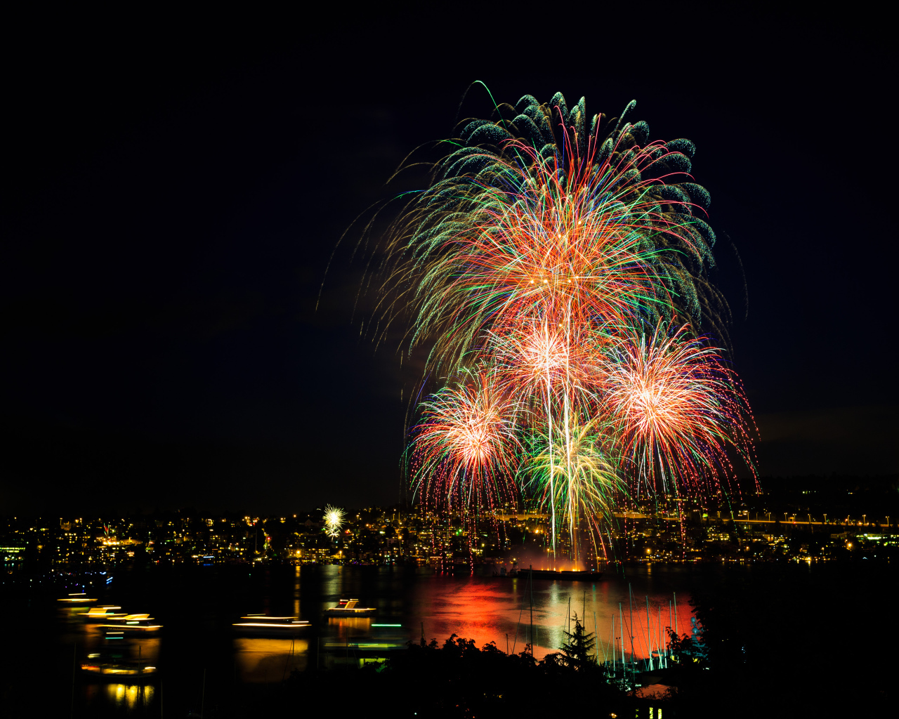 Красивый праздничный фейерверк над городом