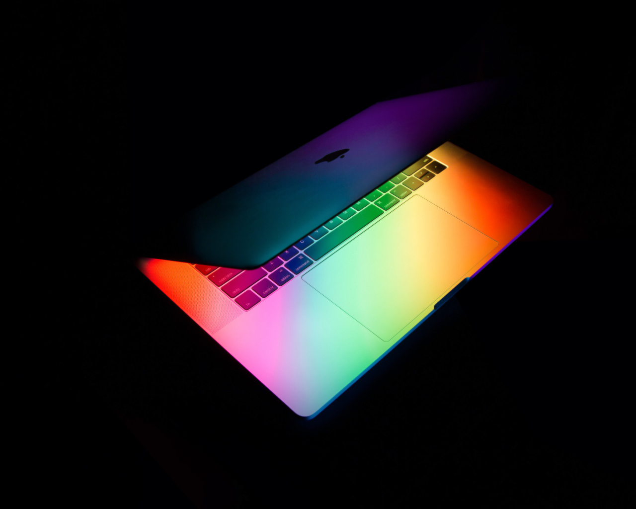 Открытый MacBook Apple  на черном фоне