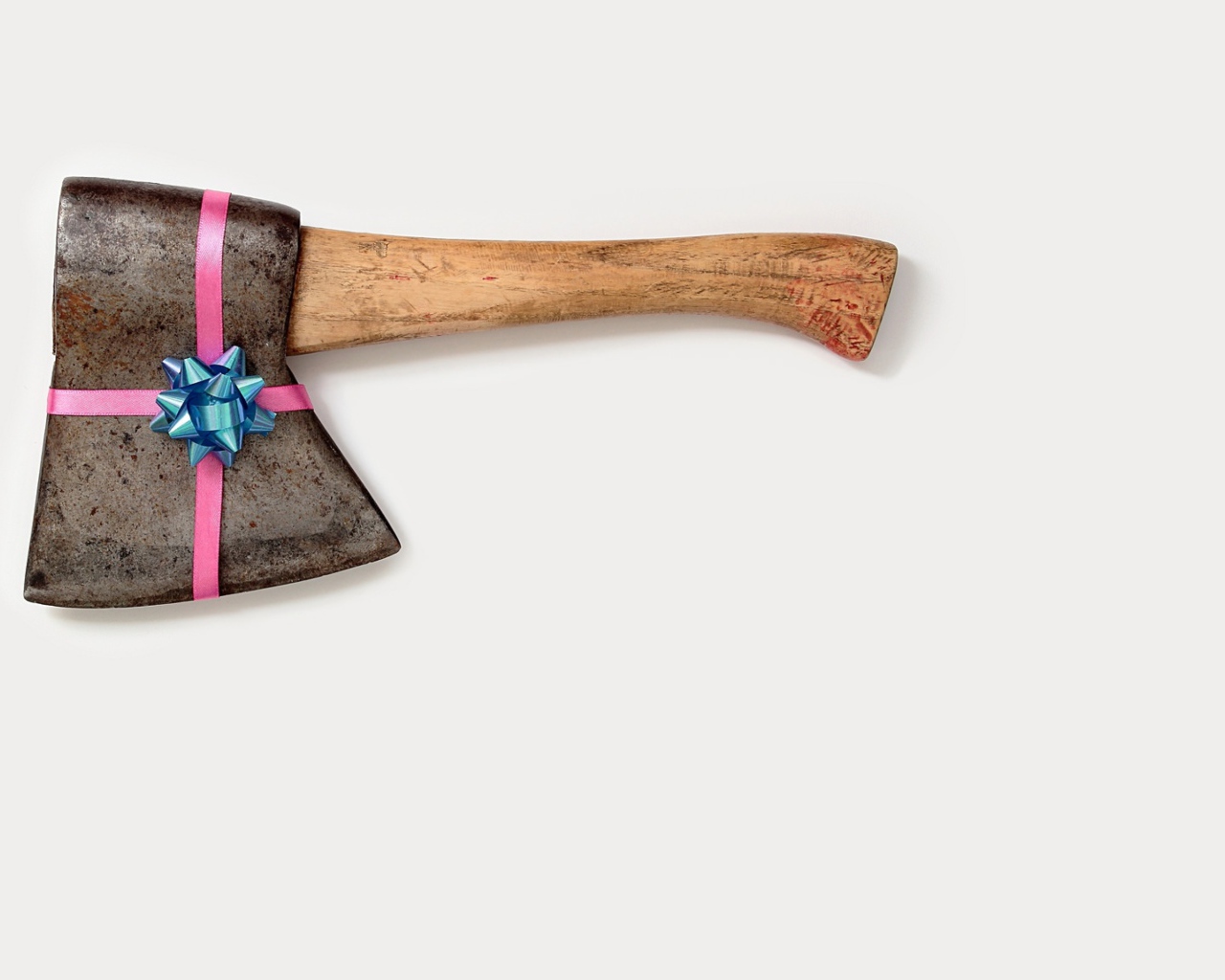 Топор с бантиком на сером фоне