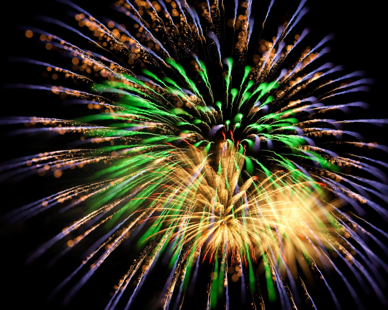 Красивые разноцветные искры праздничного салюта на черном фоне