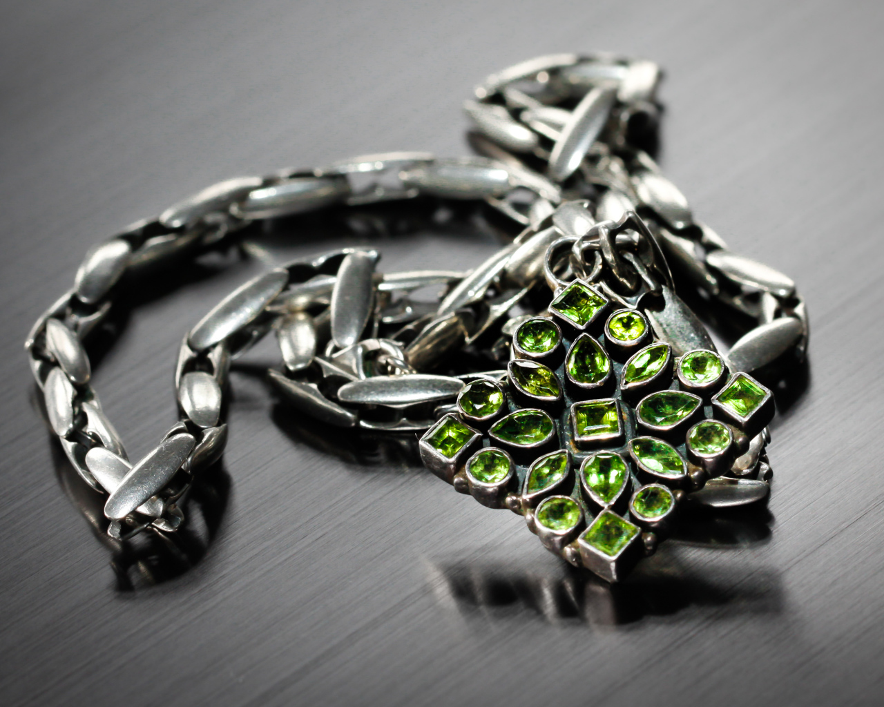 Красивое украшение с камнями на сером фоне