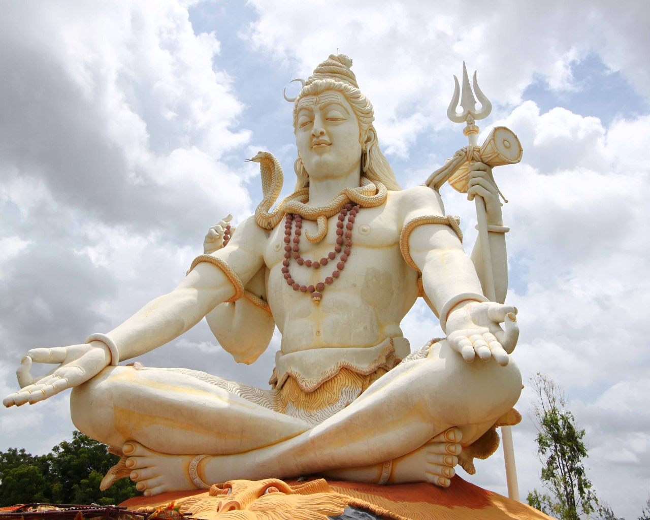 Большая красивая статуя Шивы