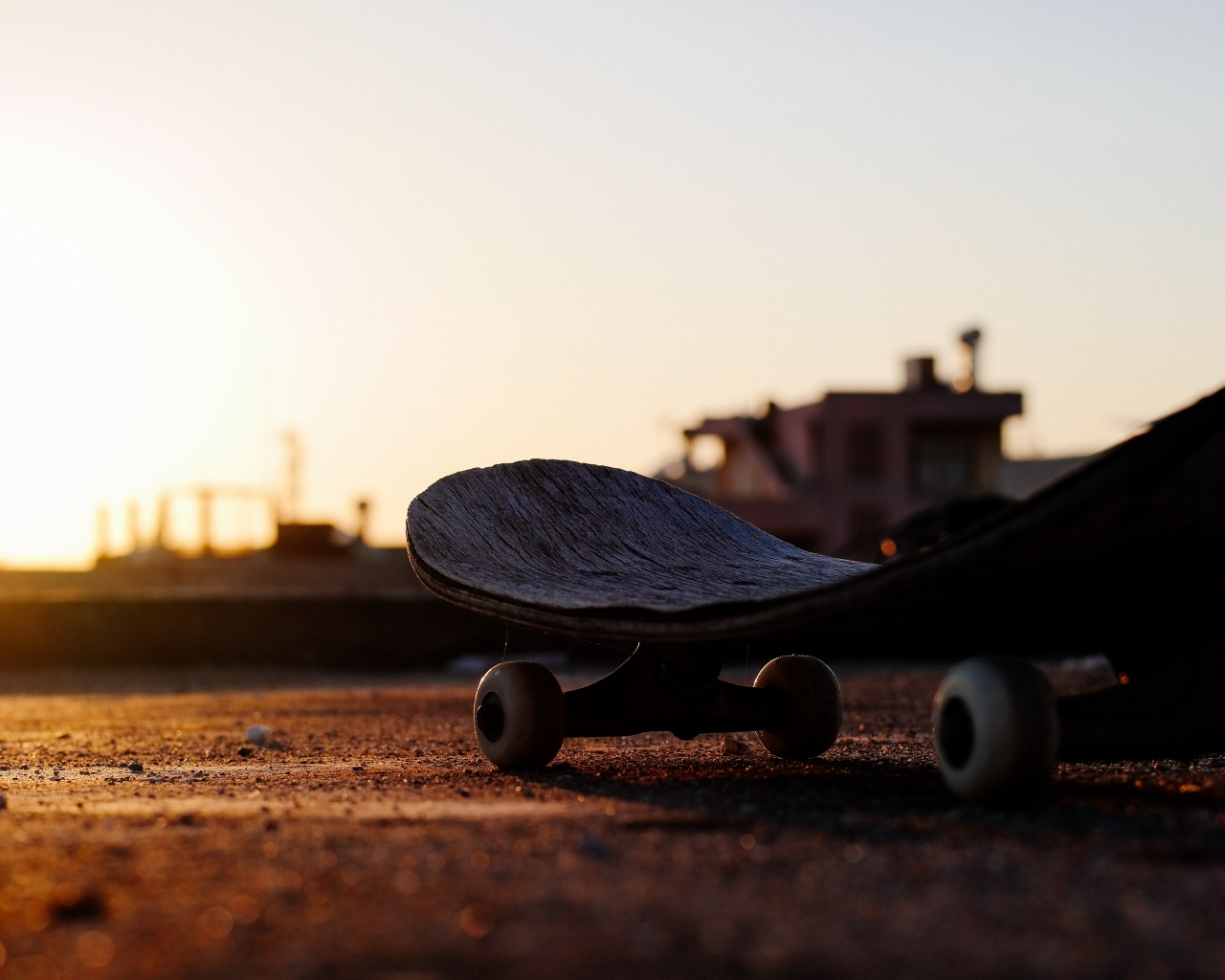 Доска для скейтборда на фоне заката