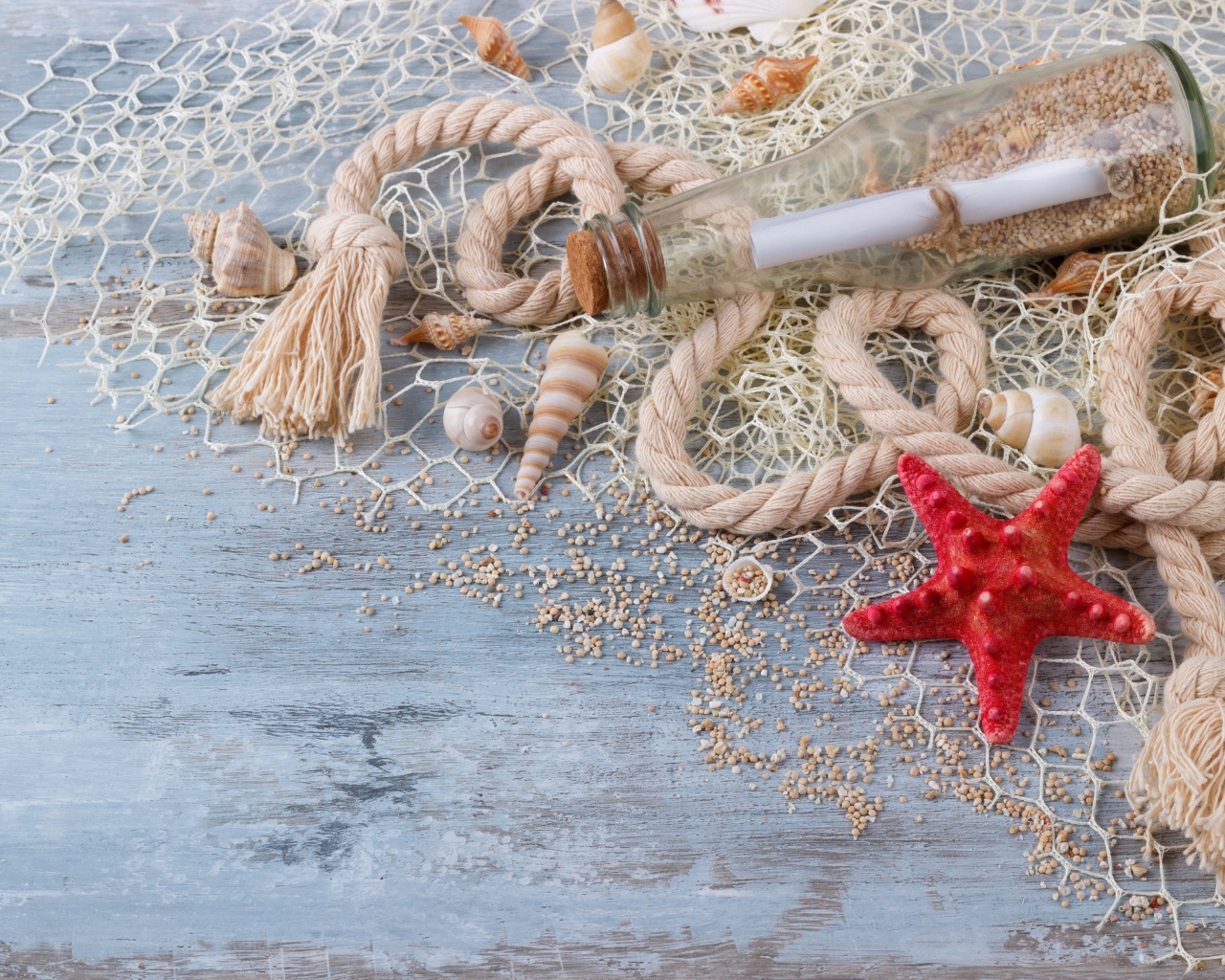 Бутылка с запиской, ракушки, сетка, канат и красная морская звезда 