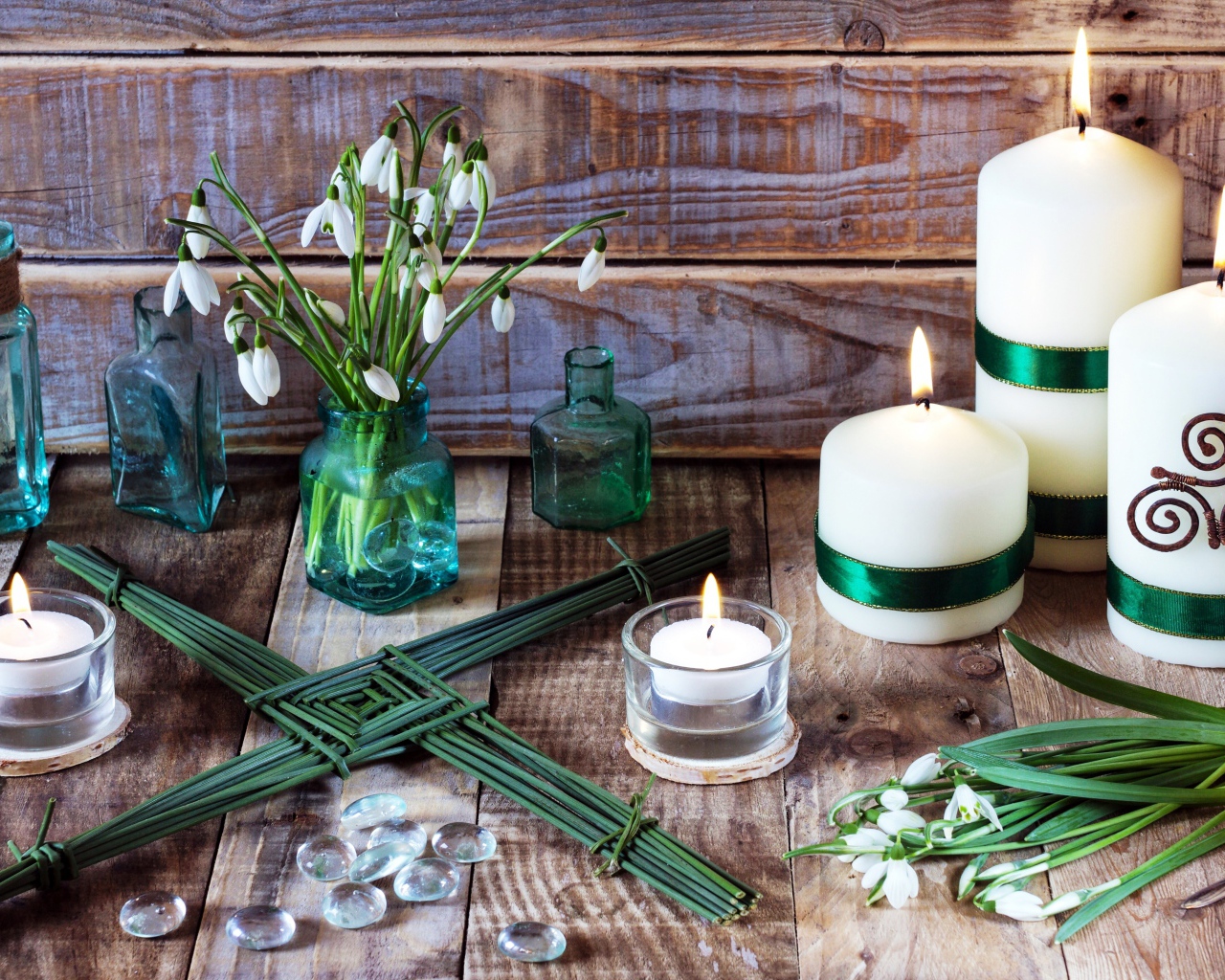 Букет подснежников на столе с зажженными свечами