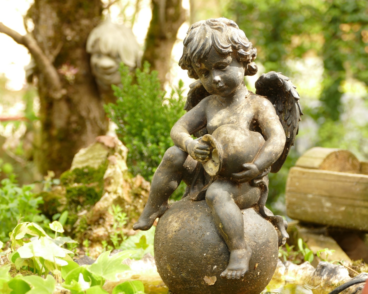 Бронзовая статуя ангела в парке