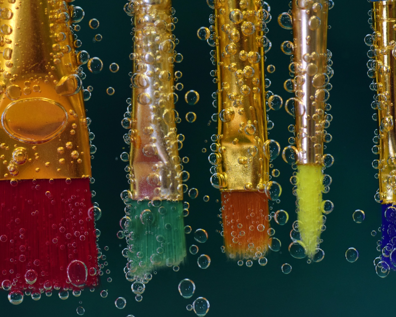 Кисточки в воде в пузырьках