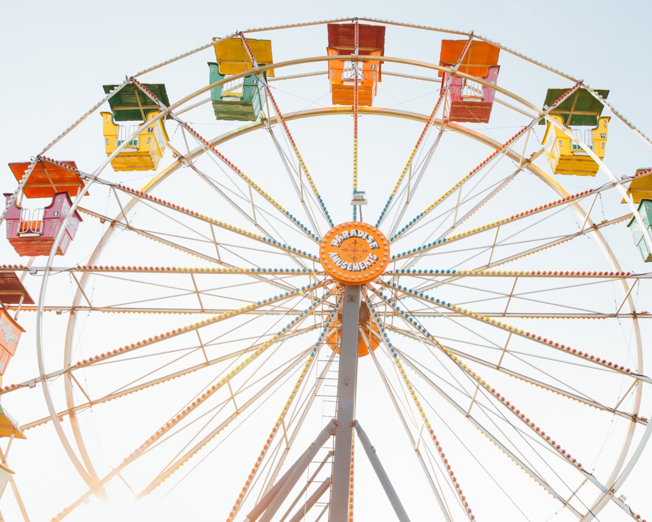 Карусель колесо обозрения на сером фоне