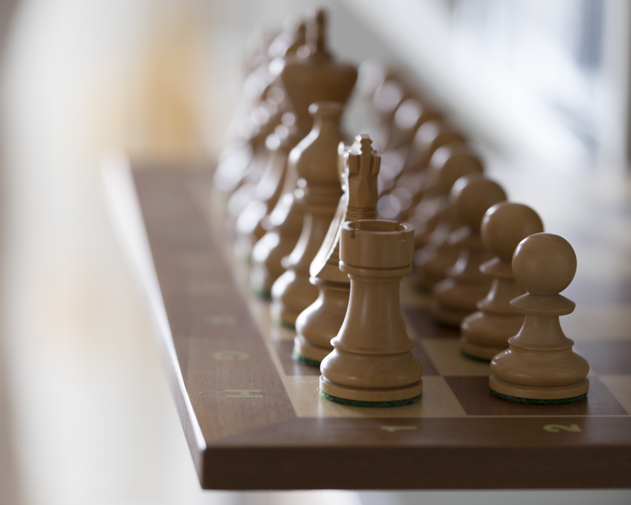 Шахматная доска с деревянными большими шахматами