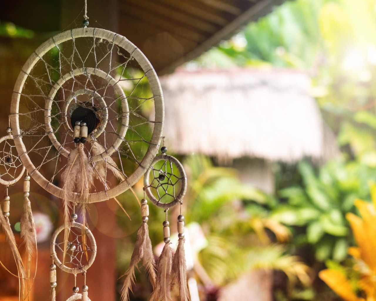 Декоративный ловец снов висит у дома