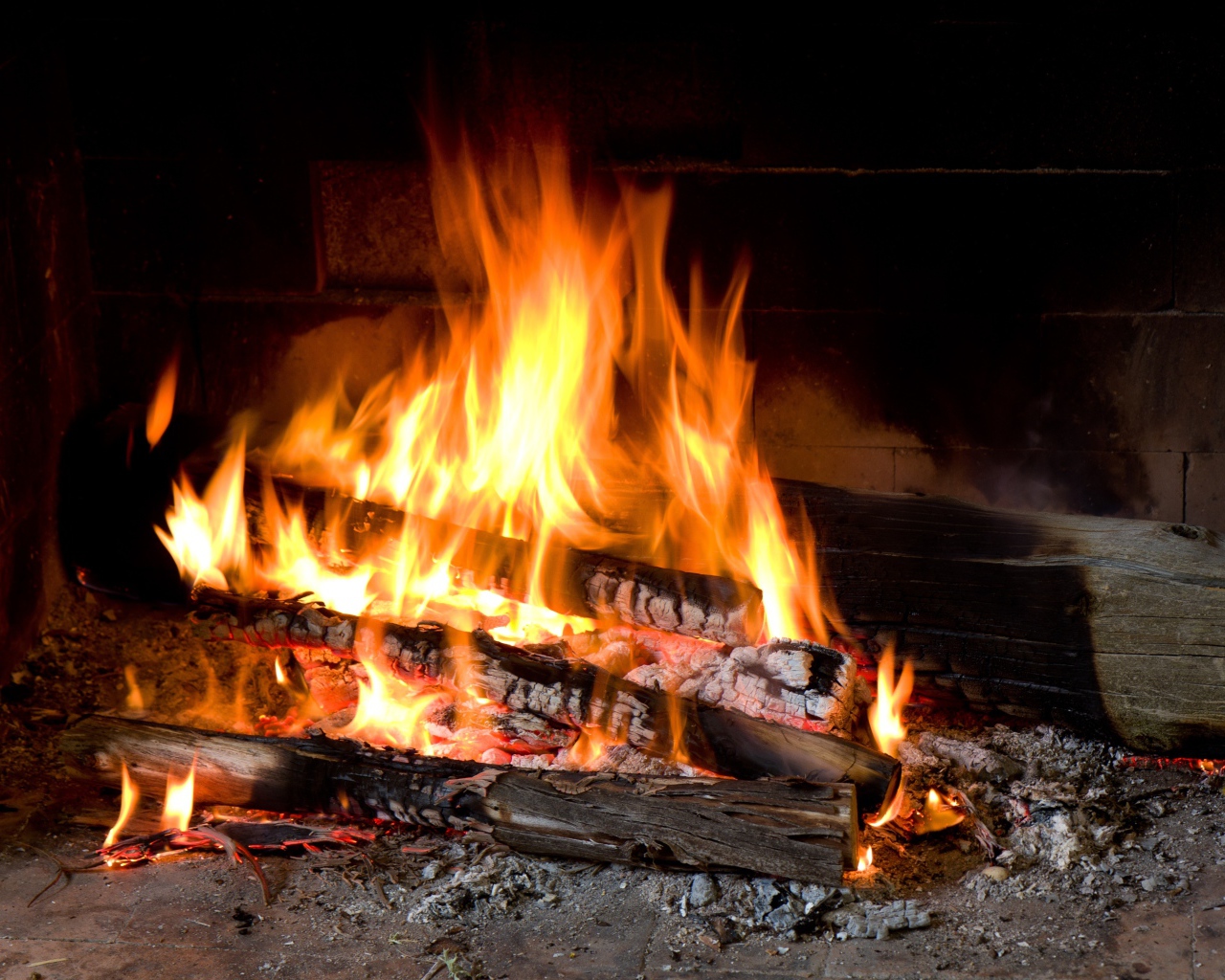 Дрова горят ярким пламенем в камине