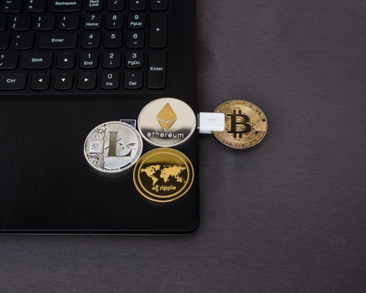 Флешка с монетой биткоин в ноутбуке