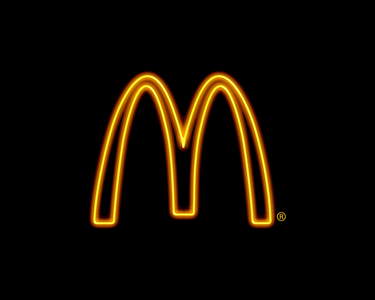Логотип Макдональдса на черном фоне