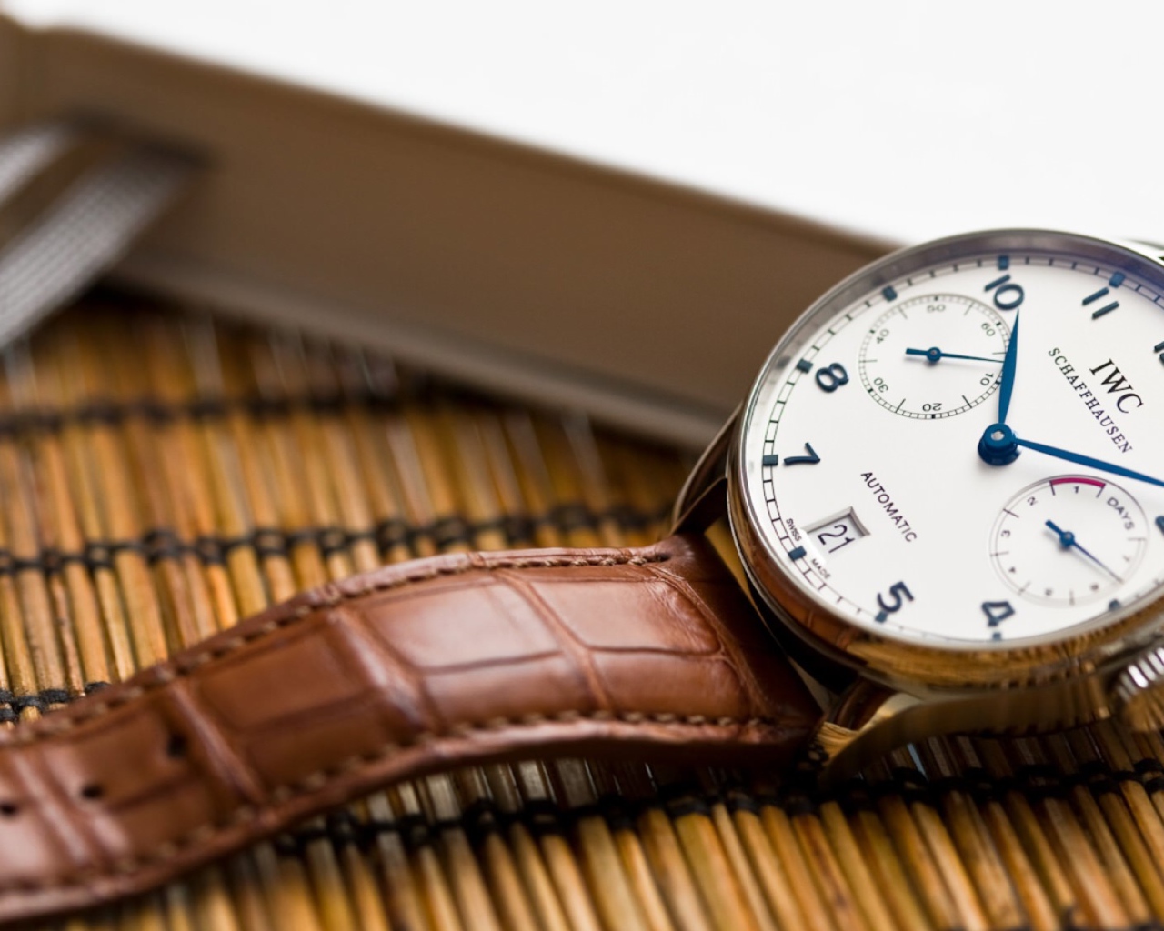 Мужские часы с кожаным ремешком 