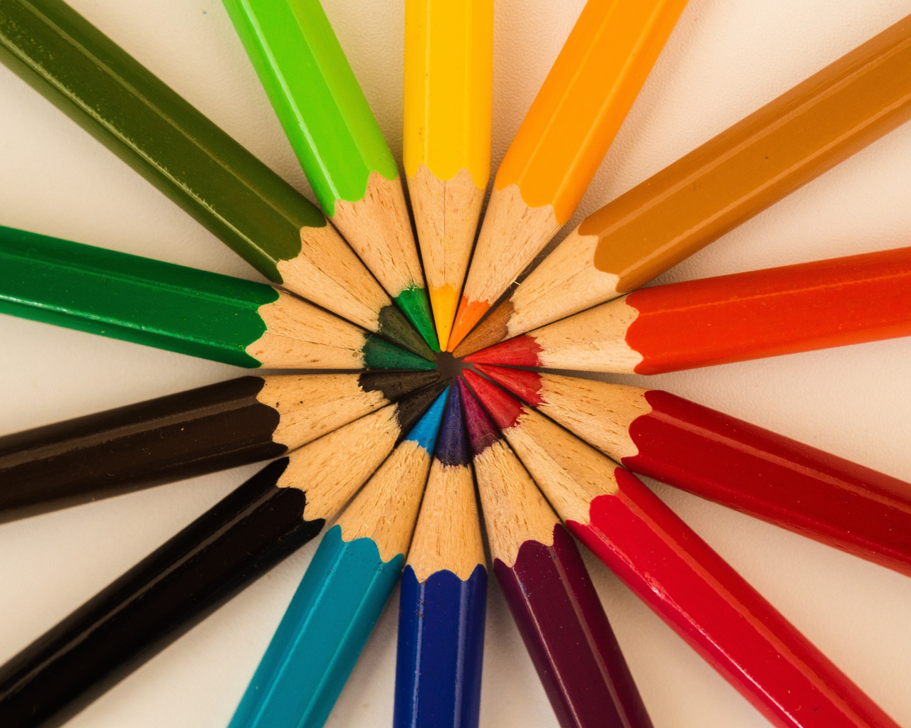 Разноцветные заточенные карандаши на сером фоне