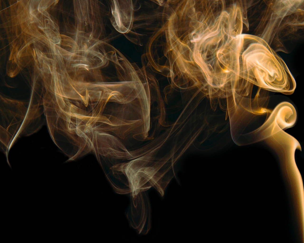 Оранжевый дым на черном фоне