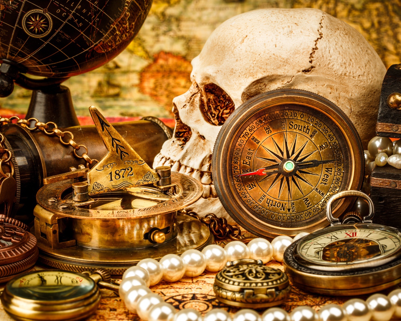 Череп, бинокль, компас, жемчуг и старинные часы на столе