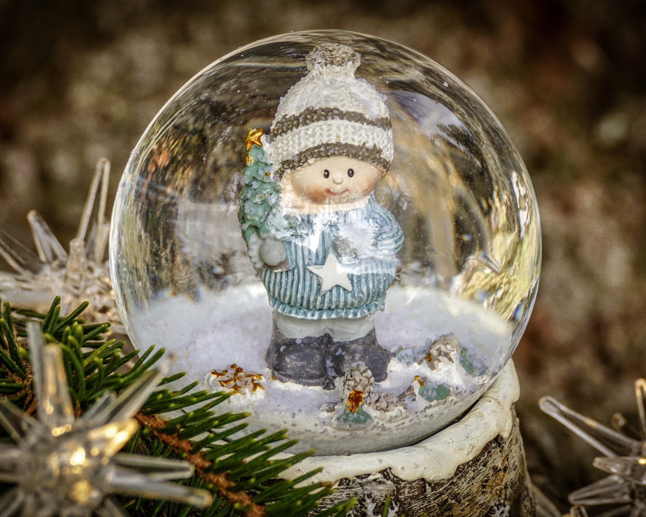 Снежный стеклянный шар с фигуркой внутри 
