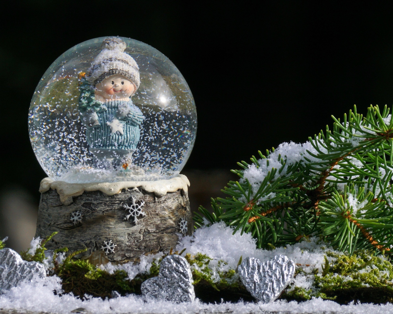 Снежный шар с фигуркой и еловой заснеженной веткой 