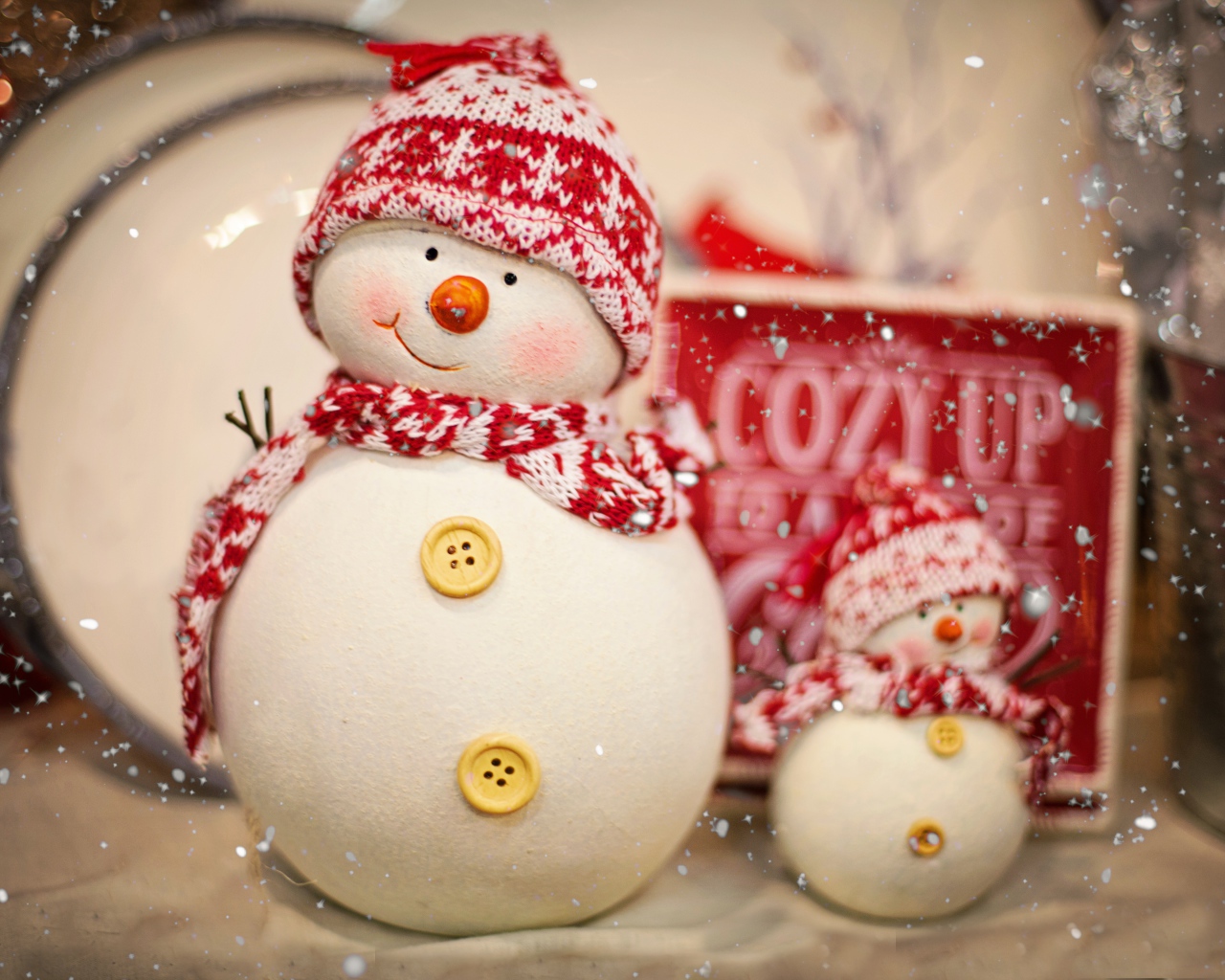 Фигурка снеговика в шапке с шарфом