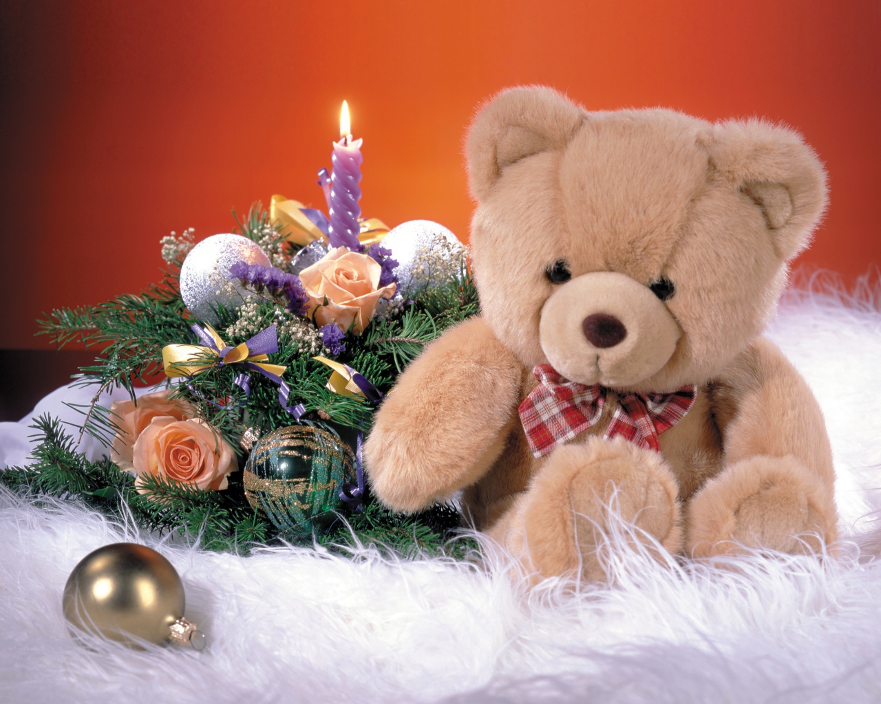 Плюшевый мишка с новогодними украшениями 
