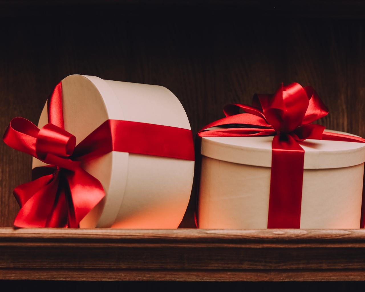 Две больших подарочных коробки с красными лентами