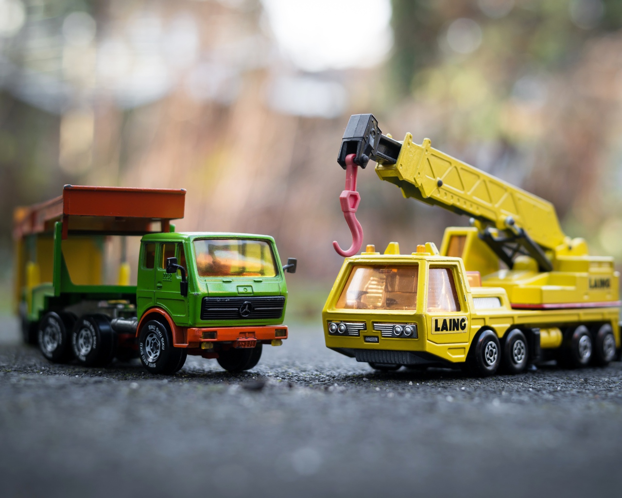 Две старых машинки грузовик и кран