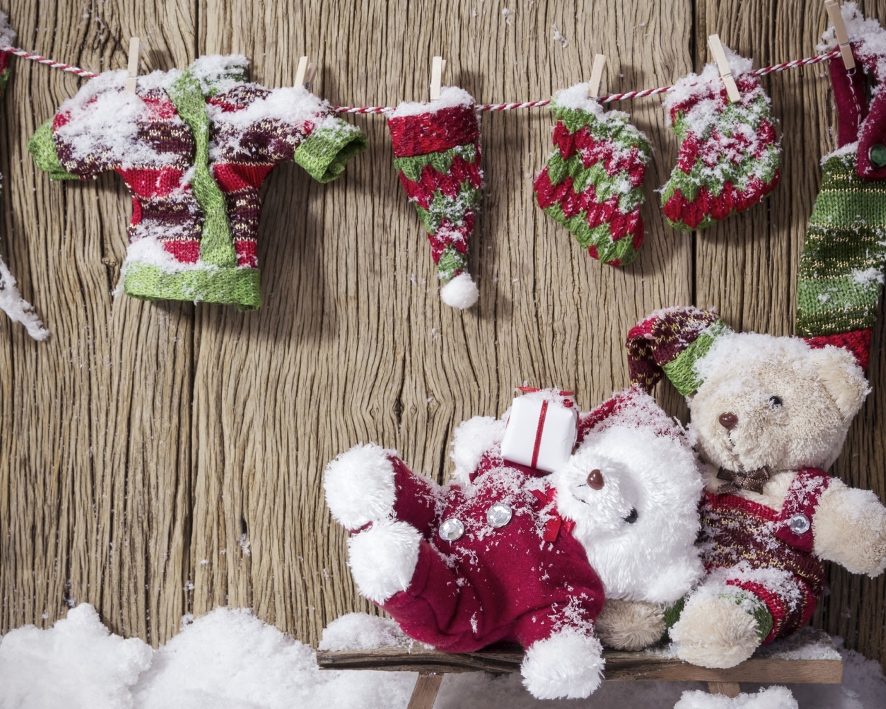 Два плюшевых мишки в теплых костюмах зимой