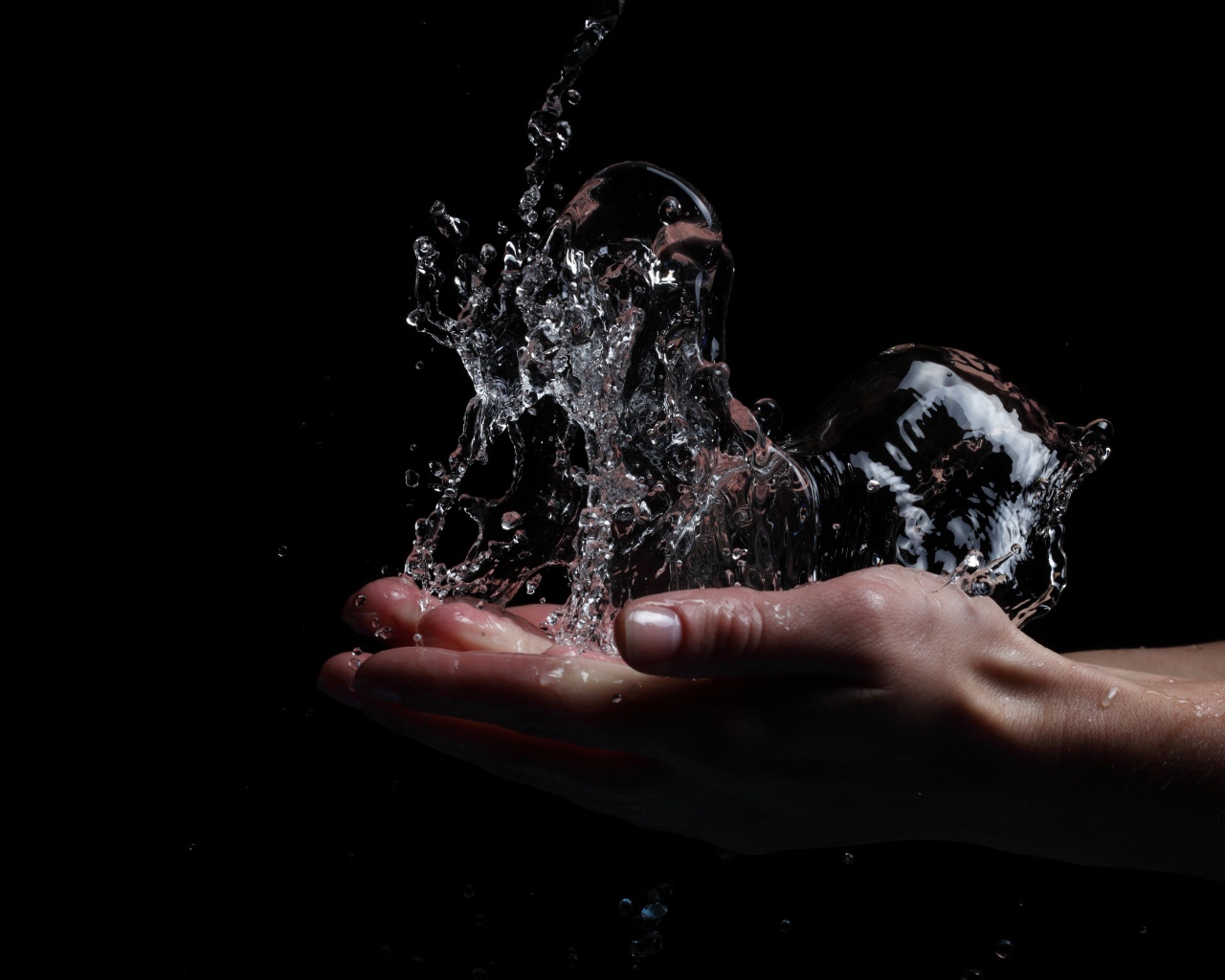 Вода в ладонях на черном фоне