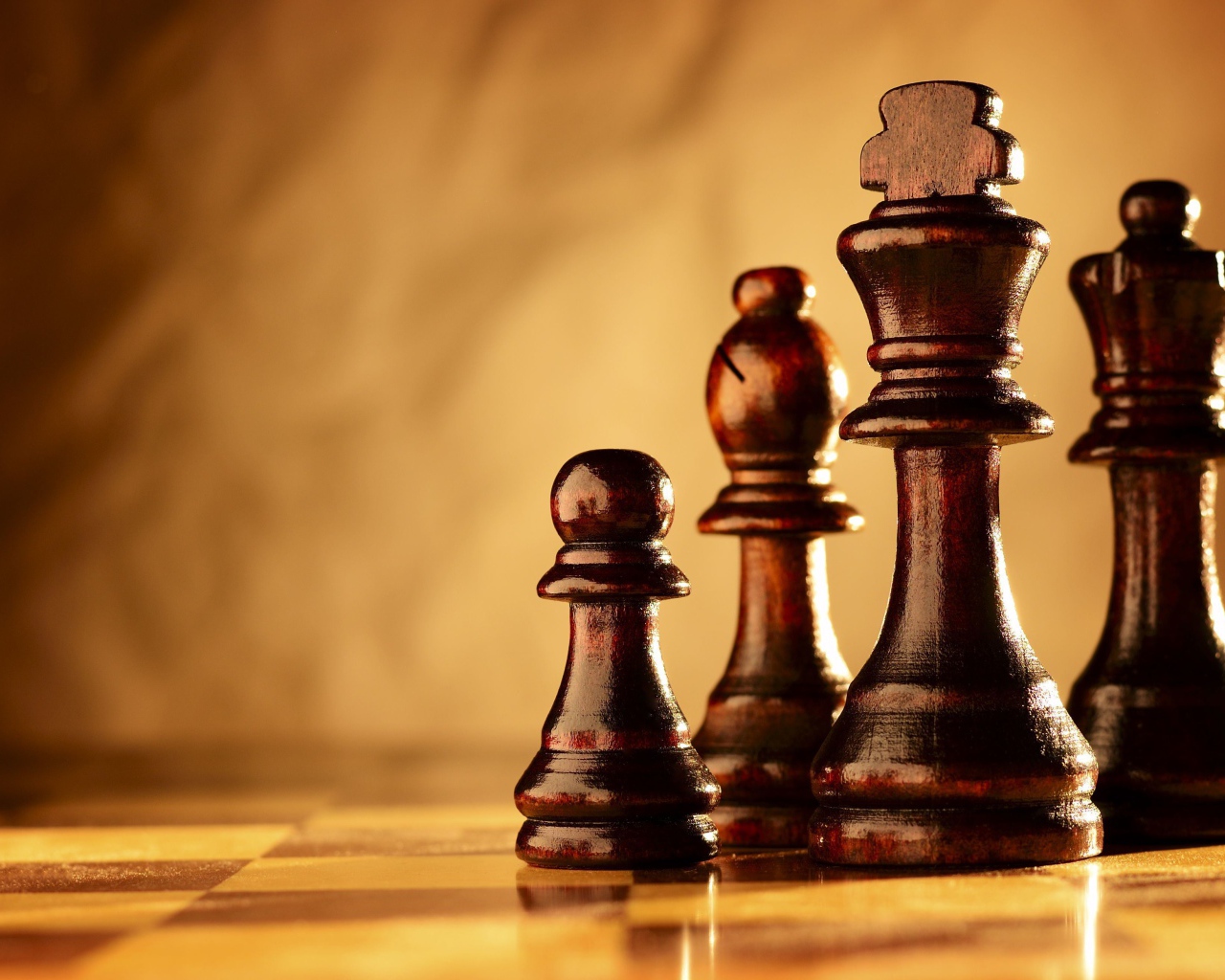 Деревянные шахматные фигуры на шахматной доске
