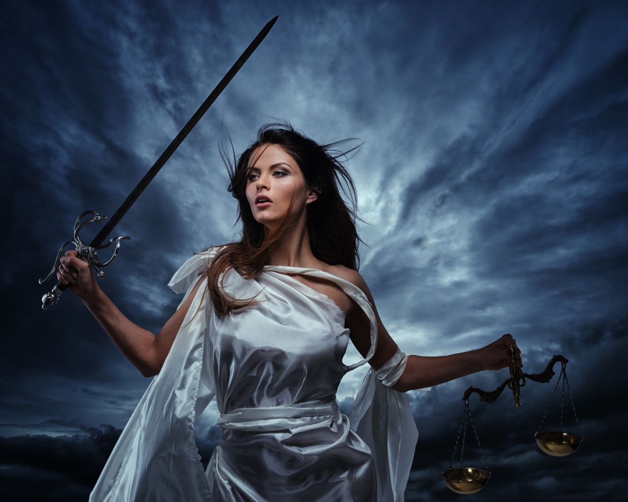 Девушка с мечом и весами в руках на фоне грозового неба, фэнтези
