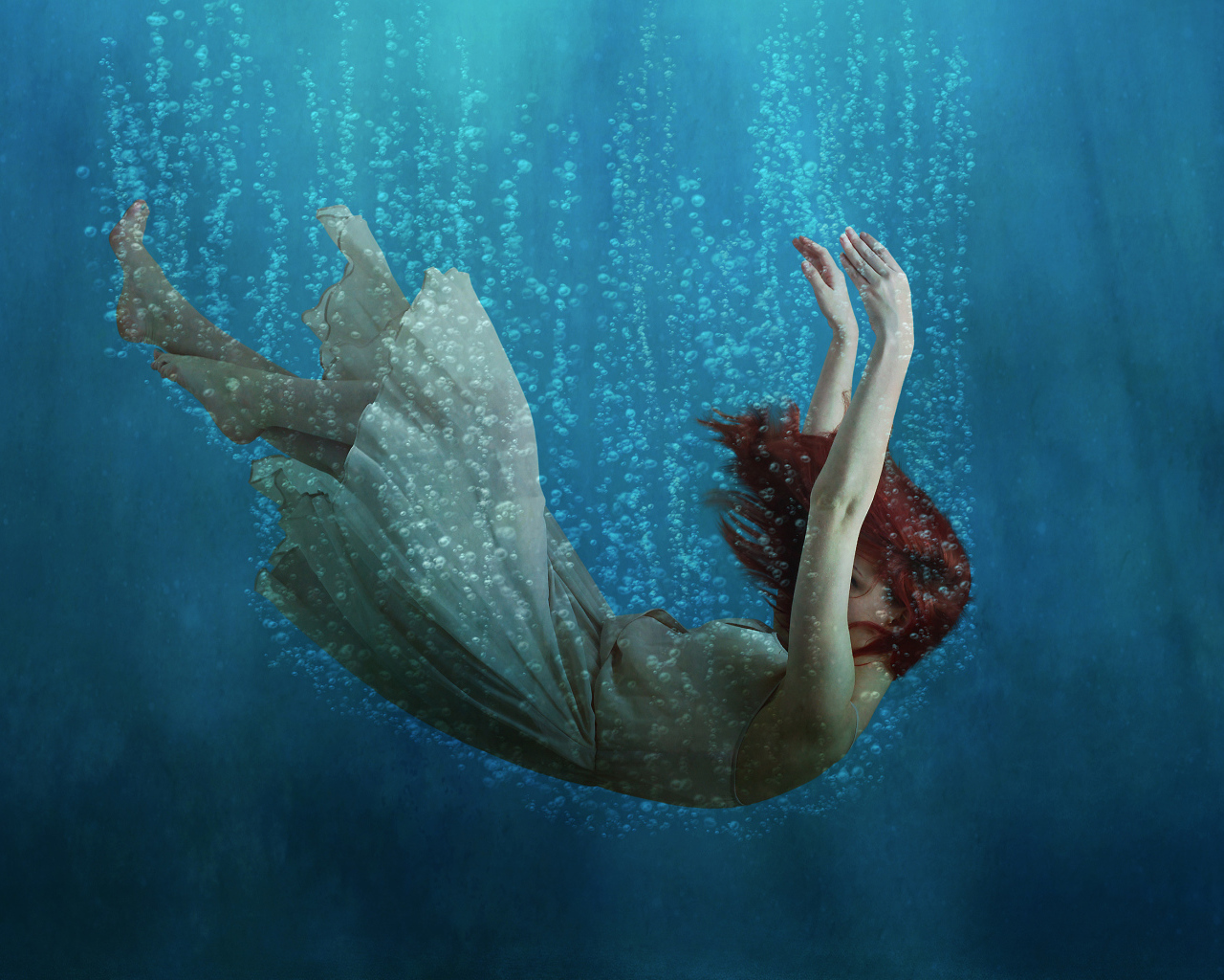 Рыжеволосая девушка под водой, фэнтези