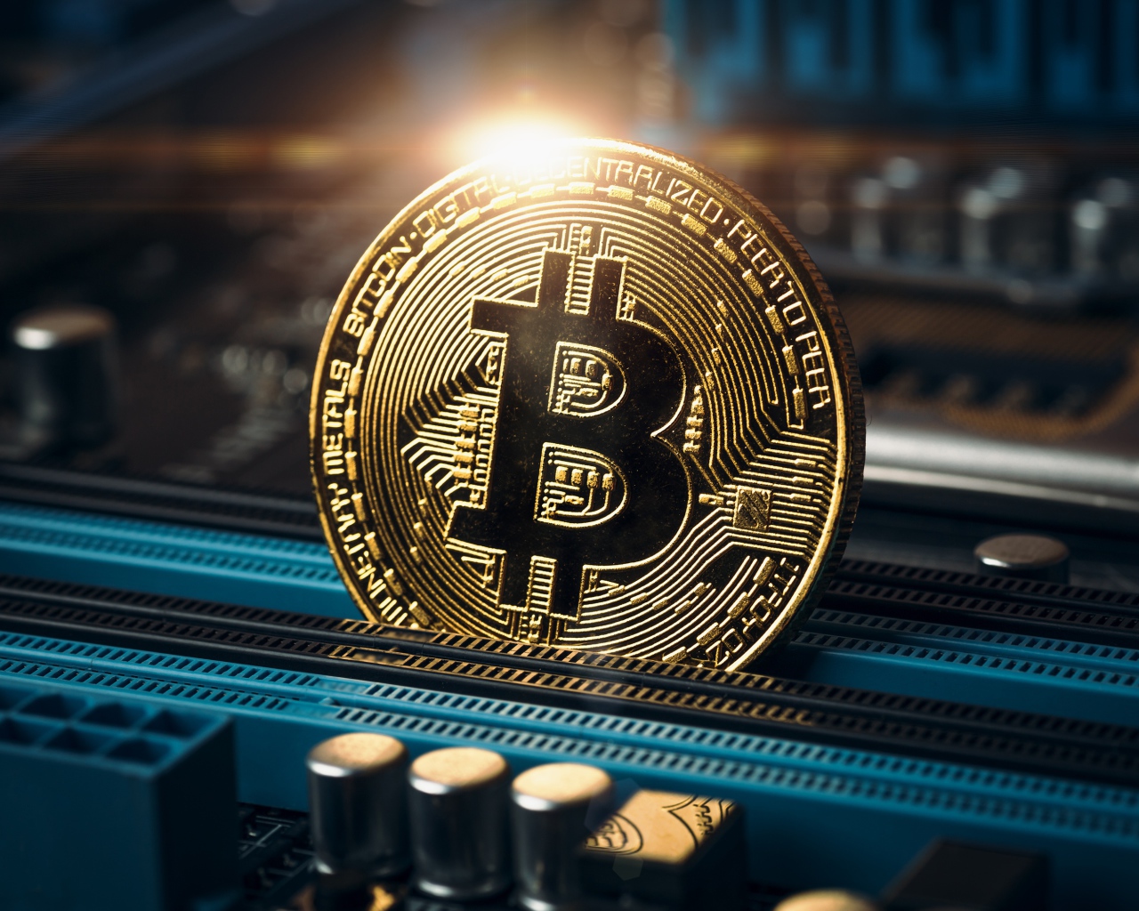 Одна золотая монета биткоин крупным планом 