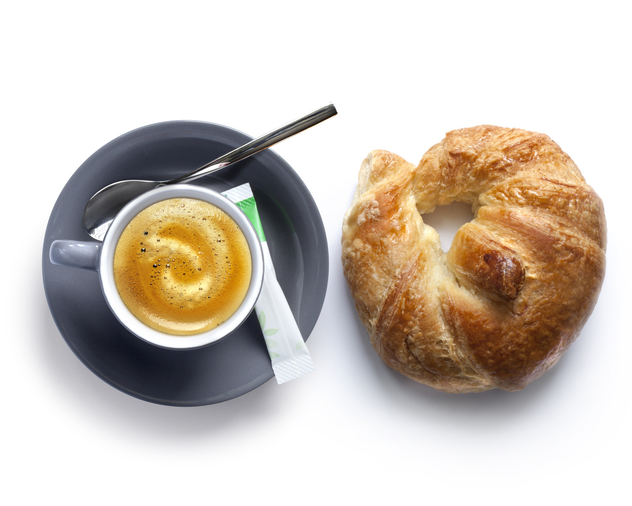 Круассан и чашка кофе на белом фоне