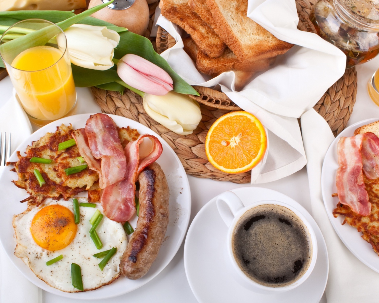 Сытный завтрак на столе с букетом тюльпанов 