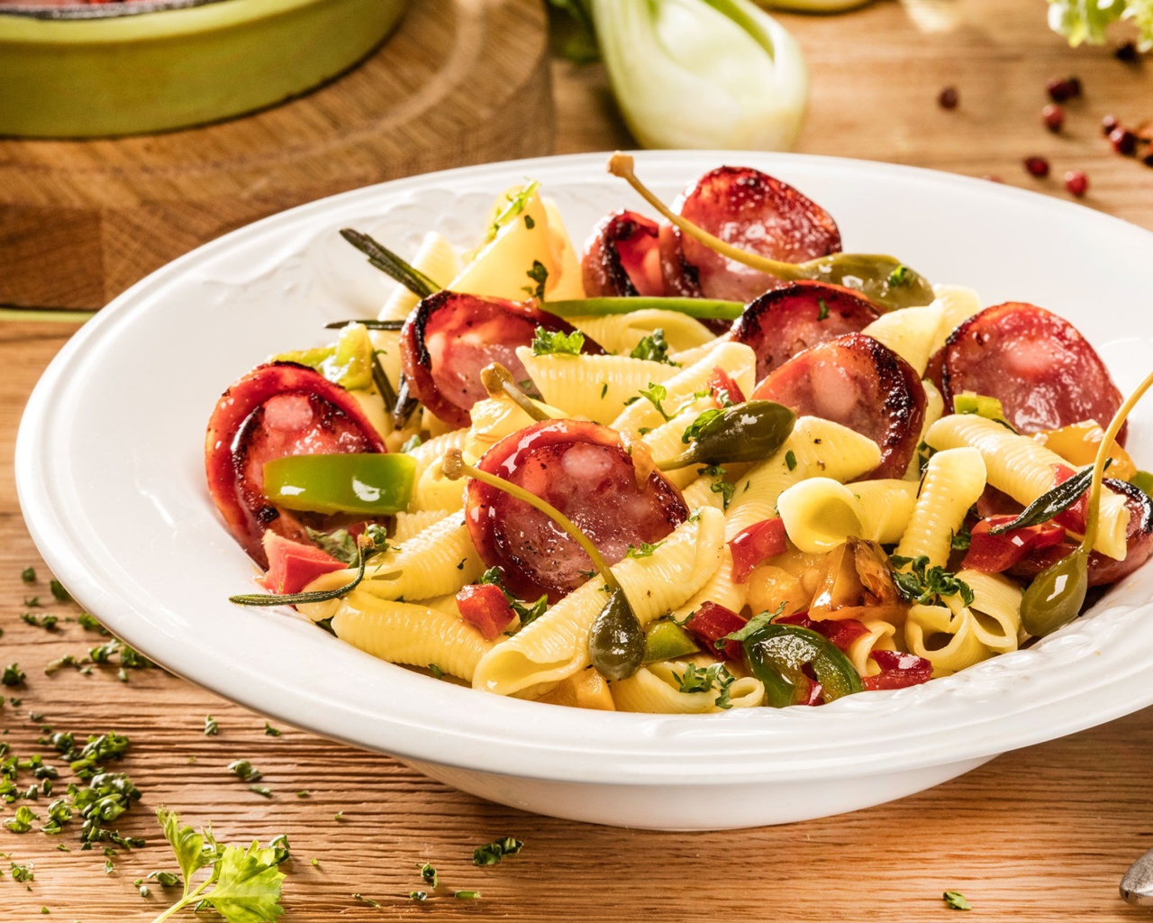 Тарелка макарон с колбасой и зеленью