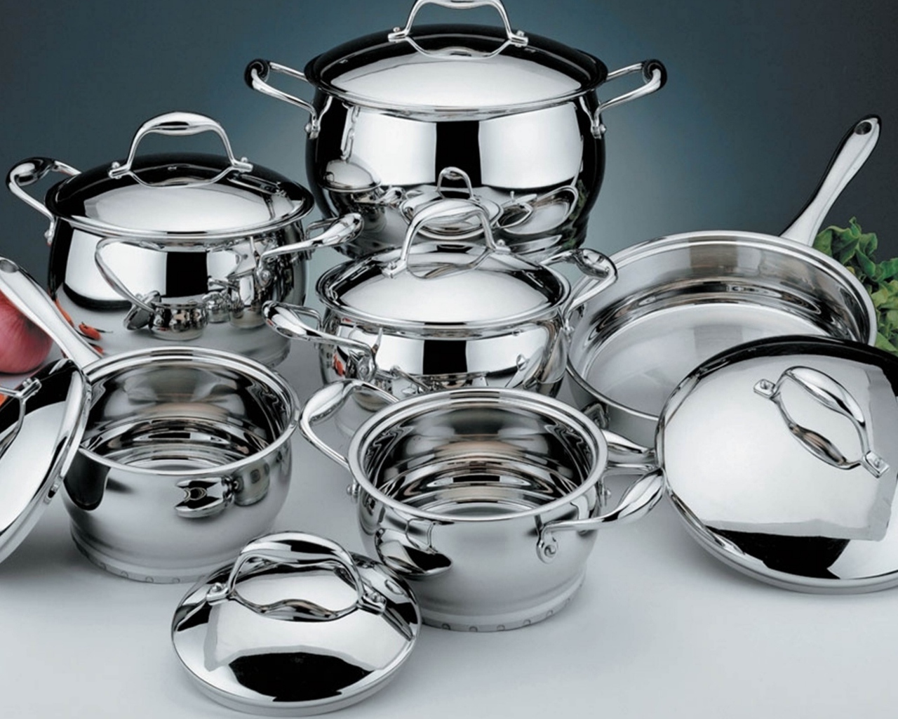 Набор красивой новой блестящей посуды на кухне