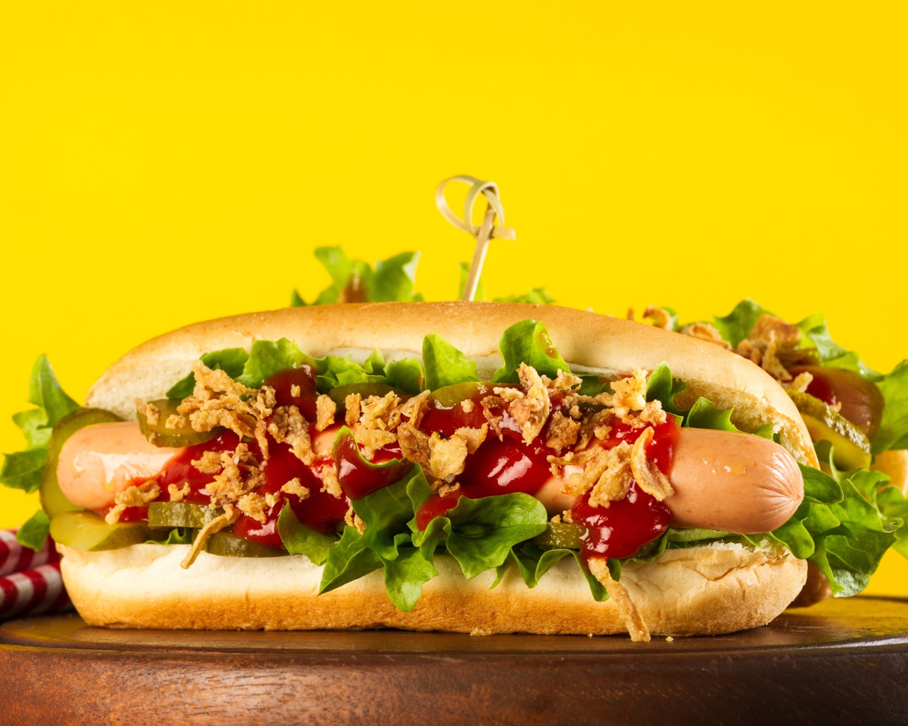 Аппетитные хотдоги на желтом фоне крупным планом