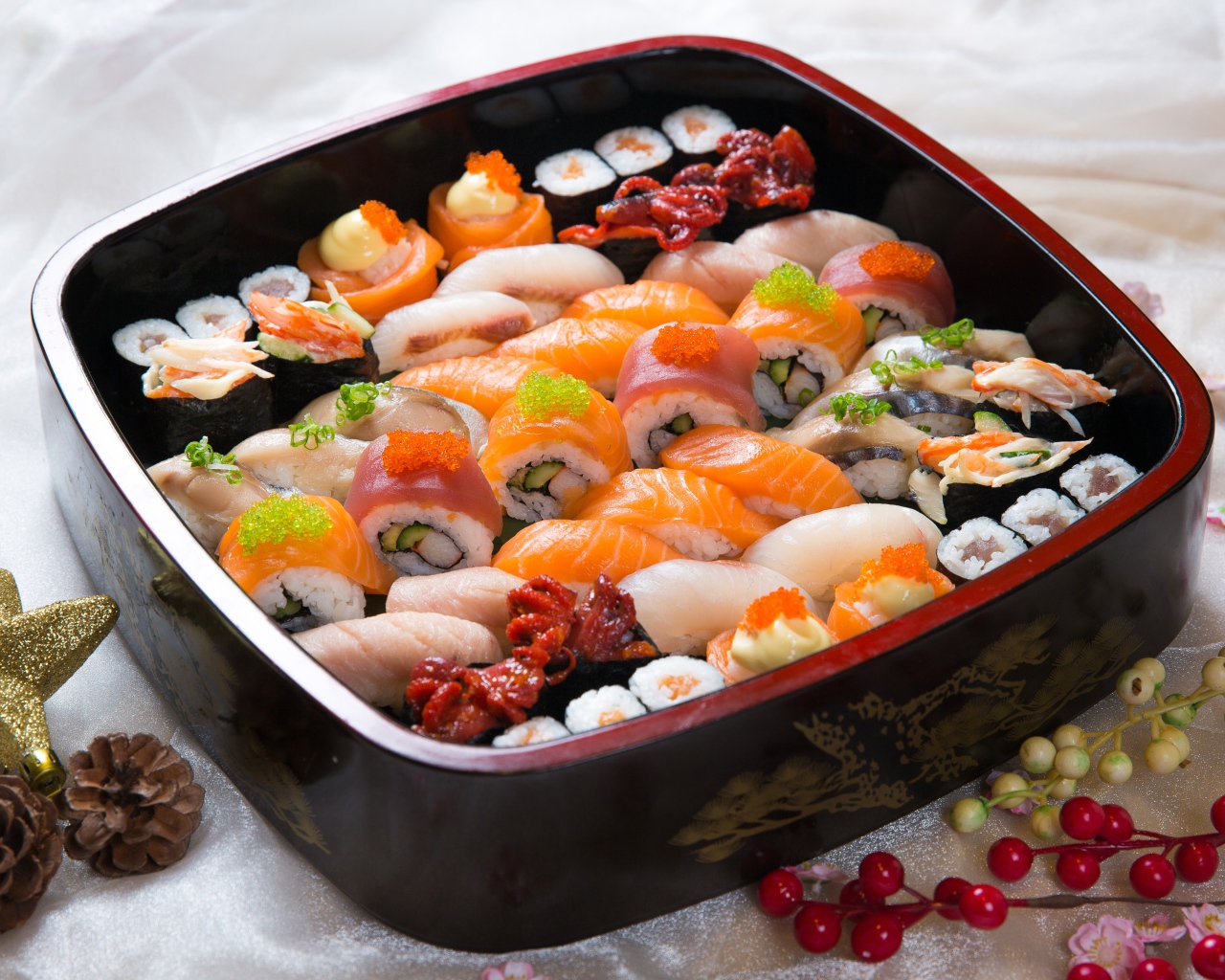 Аппетитные японские суши и роллы на столе