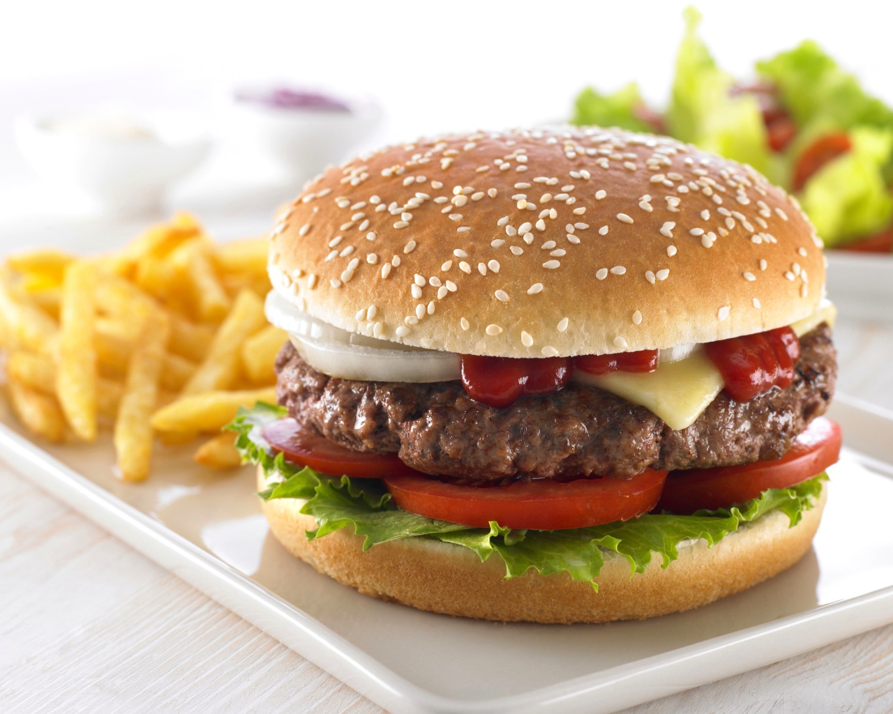 Аппетитный большой гамбургер с картофелем фри