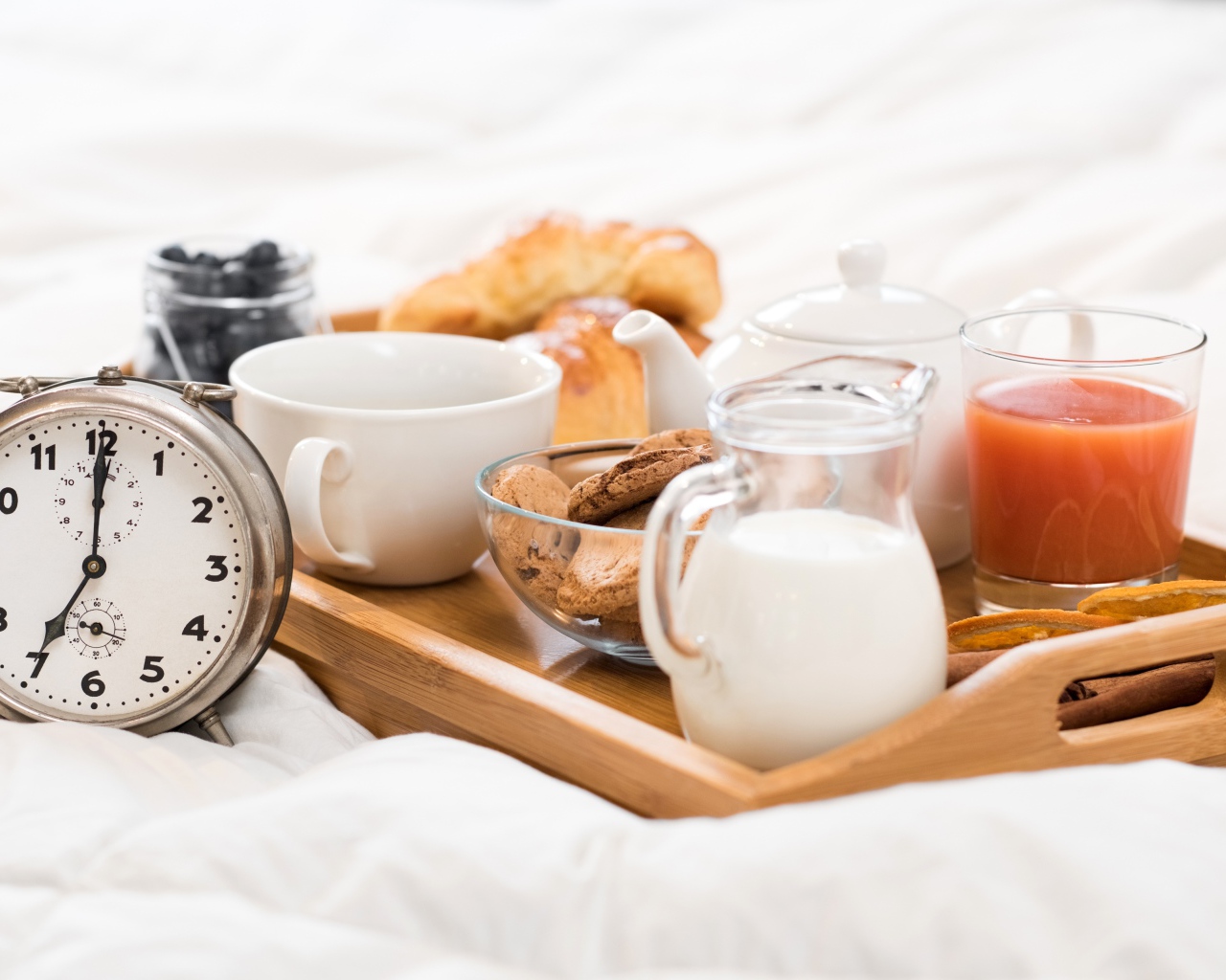 Аппетитный завтрак в постель с будильником