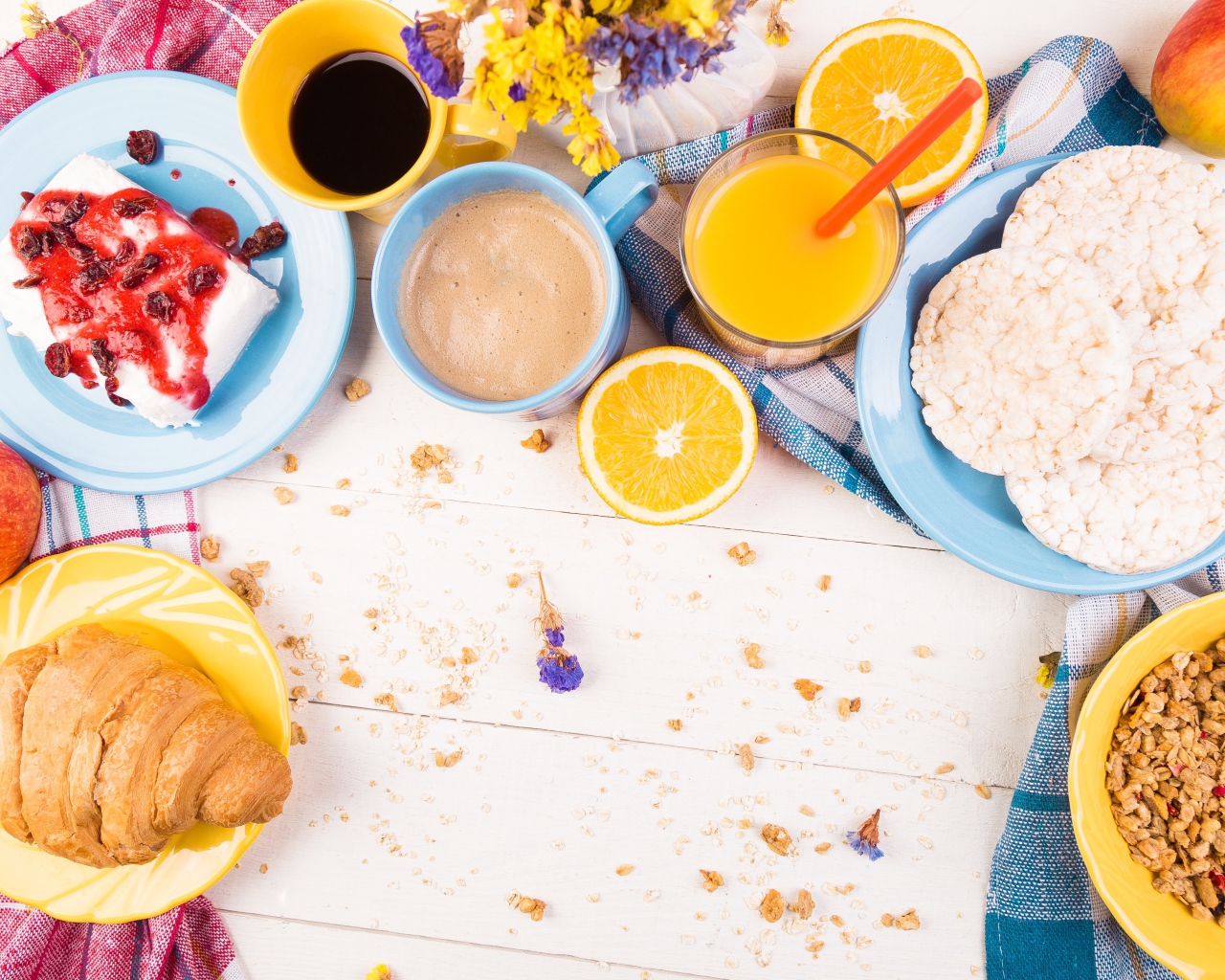 Аппетитный завтрак на столе