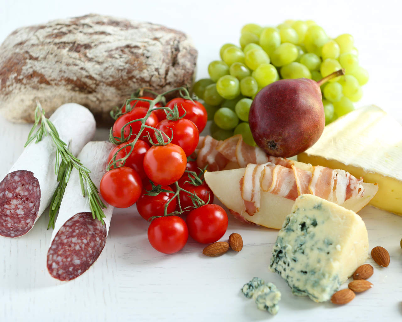 Аппетитные продукты на столе