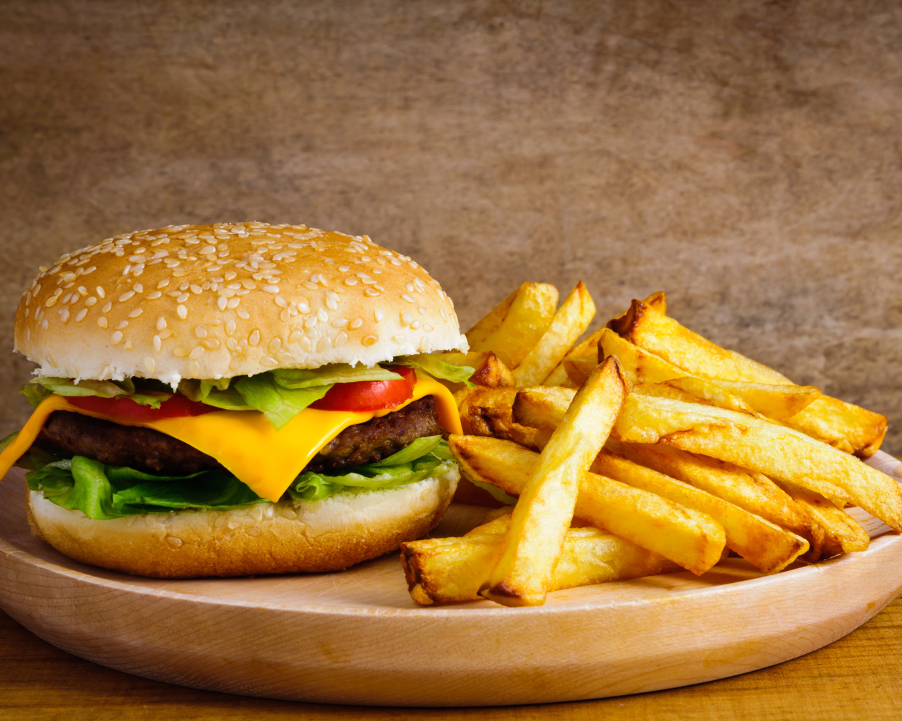 Аппетитный гамбургер на столе с картофелем фри